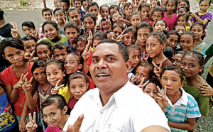 Romo Yoris Samuel Giri bersama anak-anak Paroki Stella Maris Atapupu, Atambua usai Misa Natal[dok. Pribadi]