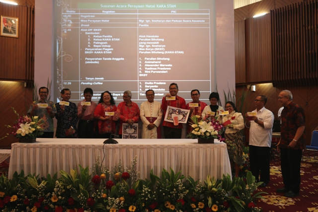 Perwakilan anggota KAKA STAN yang menjadi anggota BKSY, bersama Mgr Suharyo. [HIDUP/Maria Pertiwi]