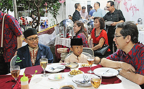 Romo Yohannes Boedirahardjo Soerjonoto SDB bersama Ustad Sahirin.[HIDUP/Edward Wirawan]