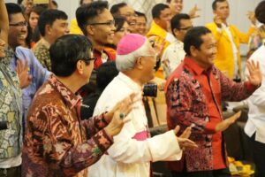 Mgr Anicetus B. Sinaga bersama mentri Hukum dan HAM Yasonna Hamonangon Laoly menari tor-tor/Yusti. H. Wuarmanuk