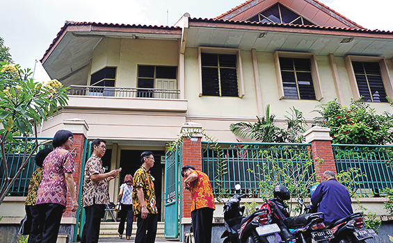 Sahabat BKK dan undangan berdatangan untuk merayakan 70 tahun karya Suster BKK di Indonesia.[HIDUP/Christophorus Marimin]