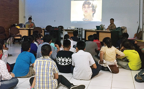 Siswa SMP menyaksikan film dalam salah satu sesi kaderisasi.[HIDUP/Antonius E. Sugiyanto]