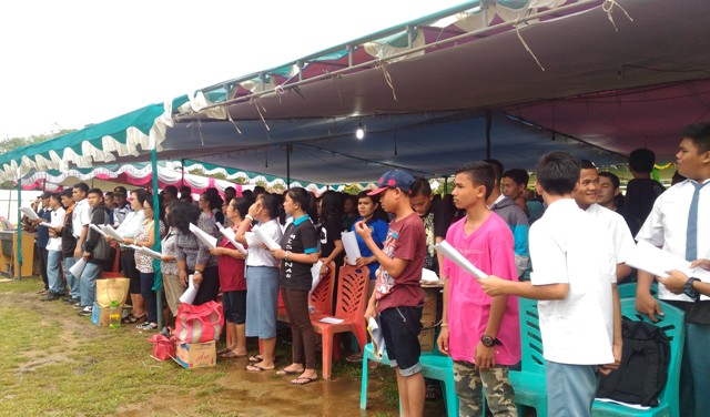 Petugas kor tahbisan Uskup Sintang sedang melakukan gladi resik. [HIDUP/Edward Wirawan]