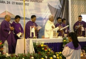 Mgr Anicetus B. Sinaga dalam Misa pembukaan ISKA/Yusti H.Wuarmanuk.