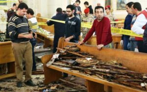 Pengumpulan bukti forensik di lokasi ledakan bom Minggu Palma di Gereja Mar Girgis Koptik di Delta Nil Kota Tanta, Mesir. (catholicherald.co.uk)