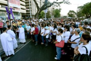 Umat berdoa dalam prosesi "Jalan Salib untuk Kehidupan" di Manila, Filipina. (cbcpnews)