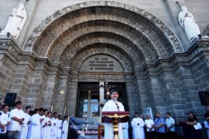 Kardinal Tagle berbicara di hadapan umat yang mengikuti "Jalan Salib untuk Kehidupan" di depan Katedral Manila, Filipina. (cbcpnews)