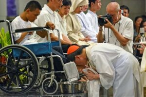 Kardinal Tagle membasuh mencium kaki seorang penyandang difabel saat Kamis Putih tahun lalu di Katedral Manila. (cbcpnews.net)